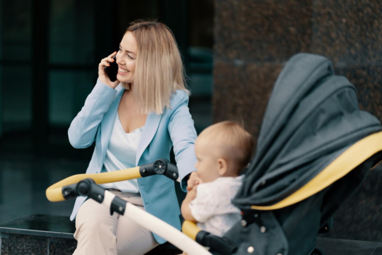 Familie beim gemeinsamen Planen und Organisieren ihres Alltags