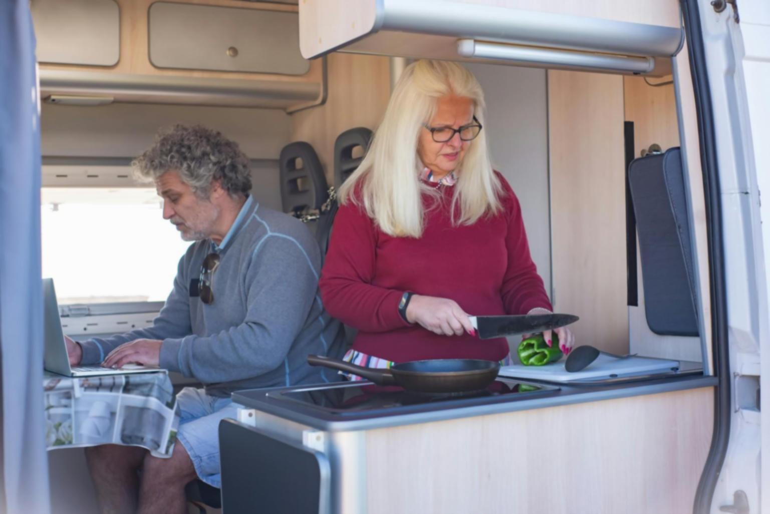 Statistische Datenauswertung auf Laptop mit Diagrammen zur Work-Life-Balance-Analyse