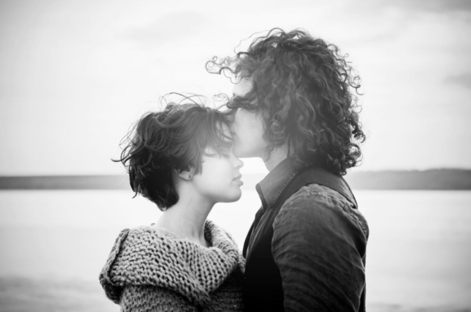 Mutter mit Kind am Arbeitsplatz zeigt flexible Arbeitsgestaltung