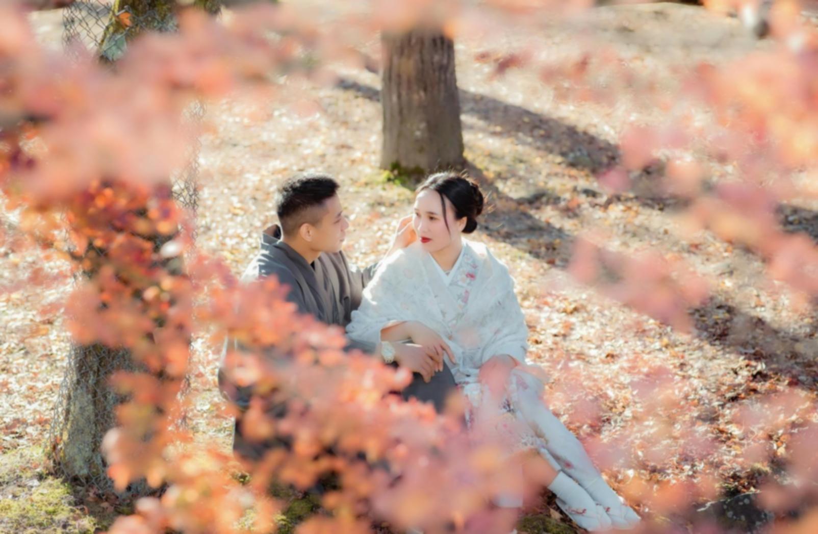 Familie beim gemeinsamen Planen mit statistischen Unterlagen und Laptop