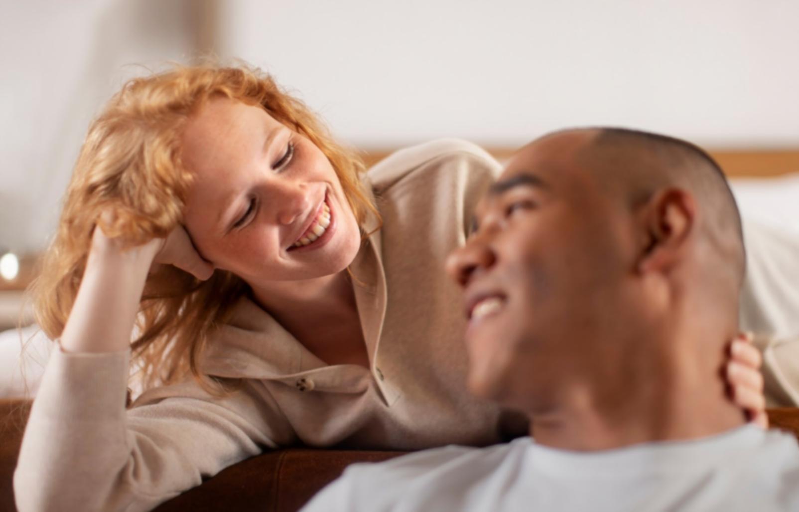 Familie plant gemeinsam Wochenaktivitäten mit Kalender