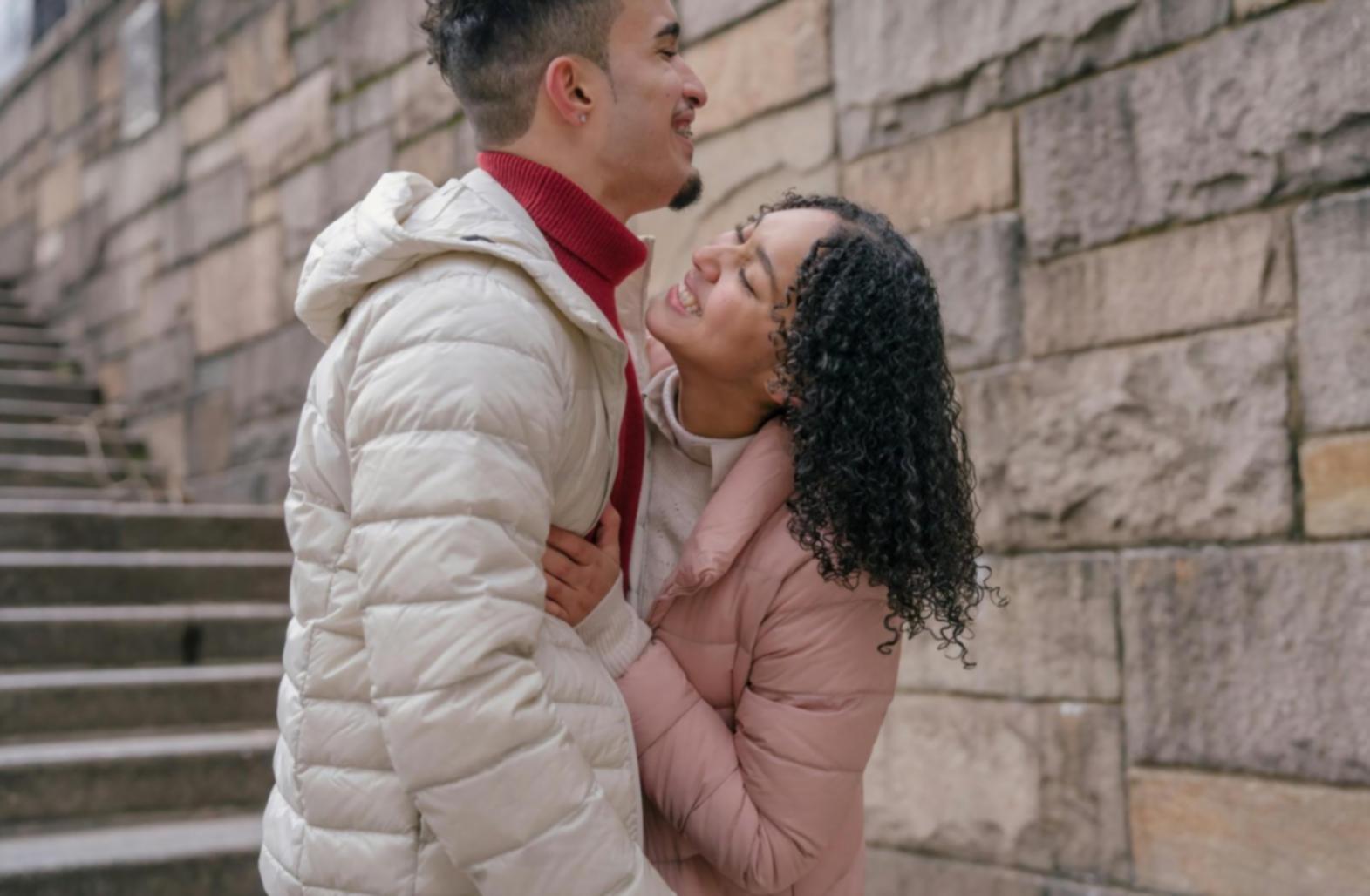 Beratungsgespräch zwischen Coach und Klientin in entspannter Atmosphäre