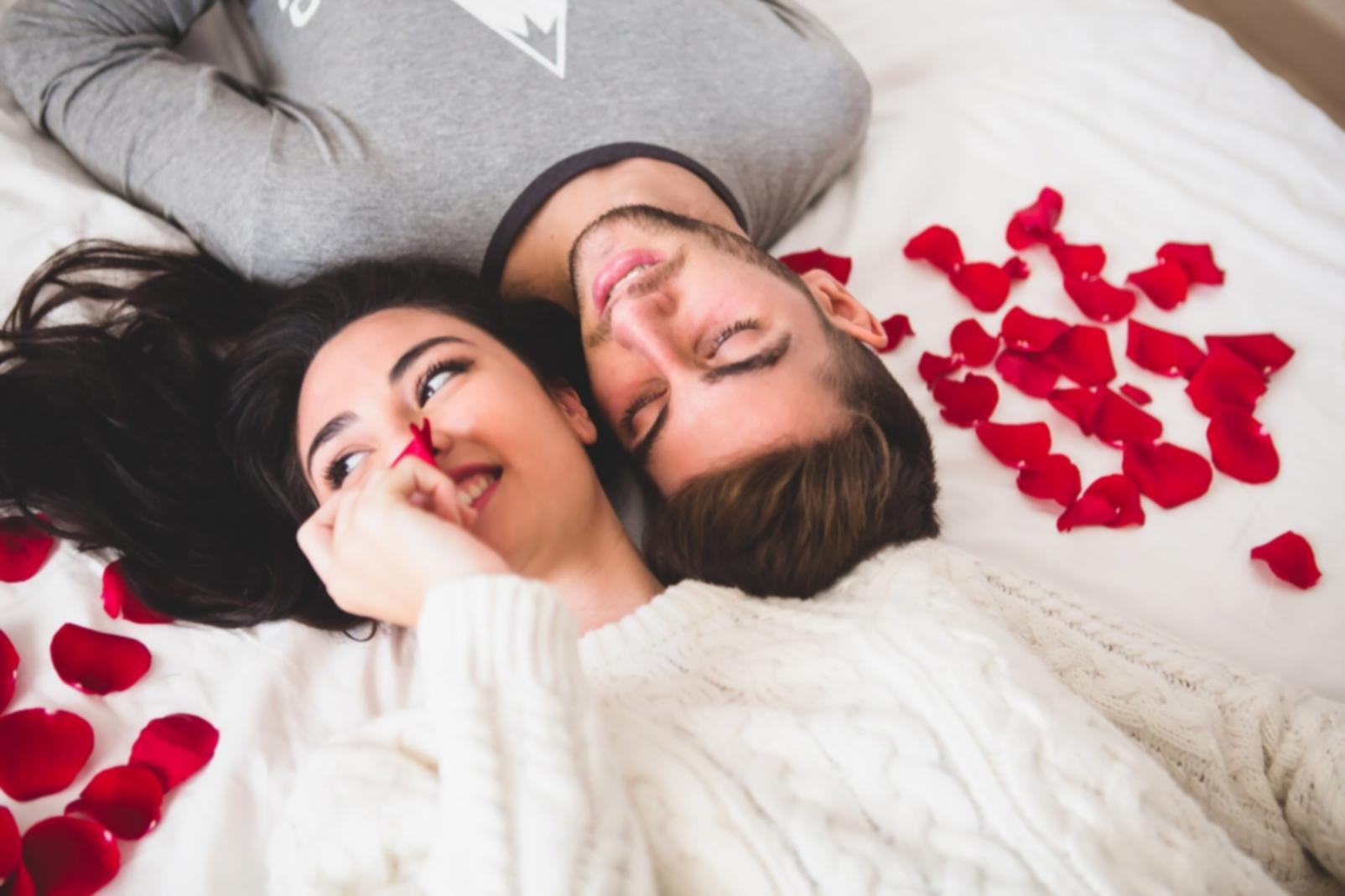 Arbeitsplatz mit Familienfotos und Notizen zur Work-Life-Balance