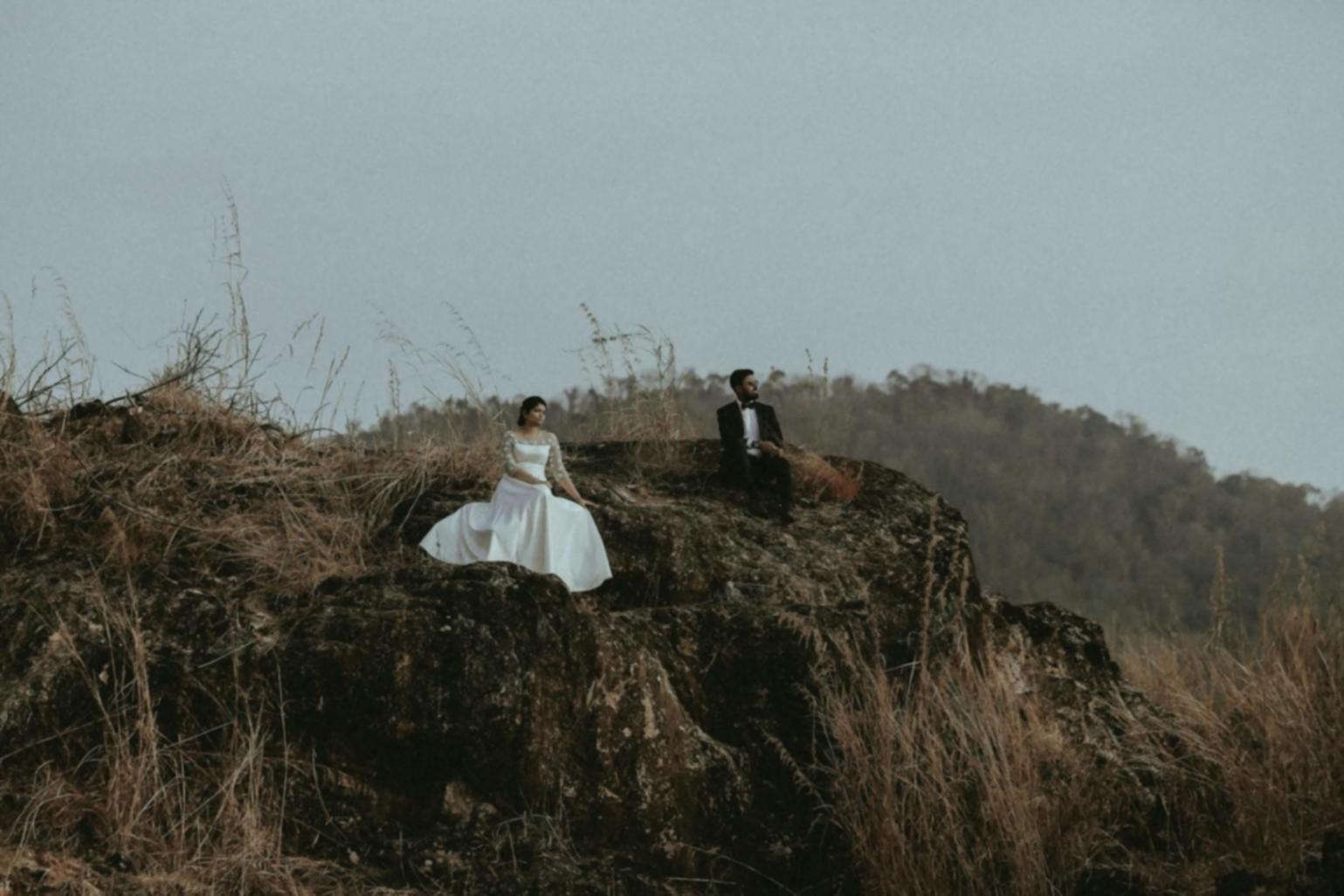 Vater hilft Kind bei Hausaufgaben am Küchentisch